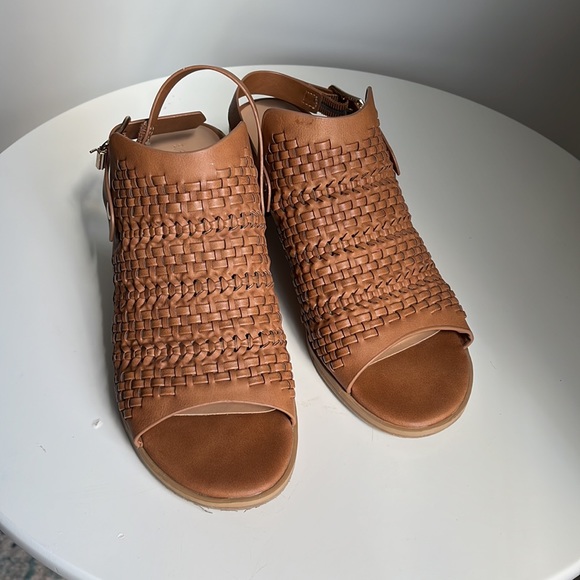 Universal Thread sandals - Picture 5 of 6